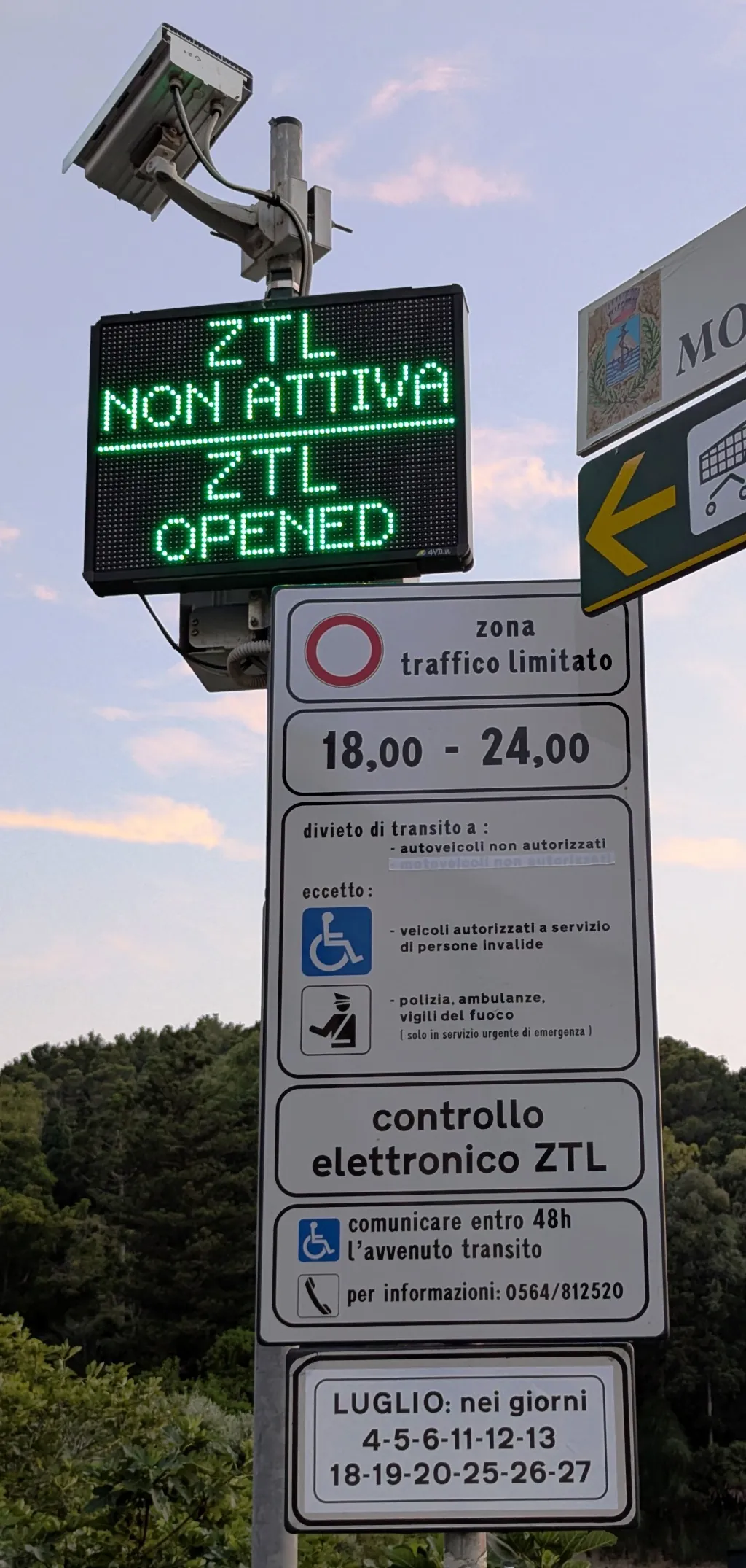 cartello e display ZTL paese Porto Ercole
