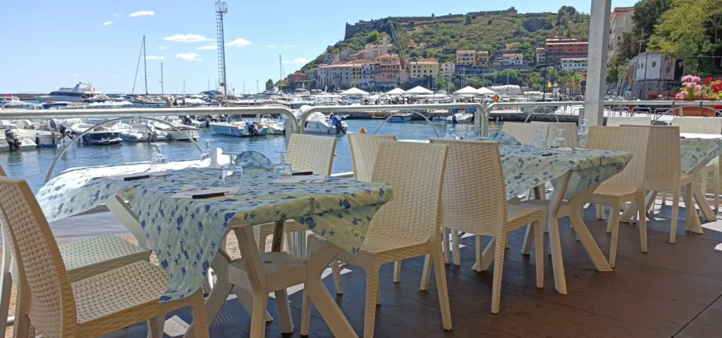 tavoli con vista dalla terrazza del ristorante pizzeria El Pirata a Porto Ercole (Toscana)