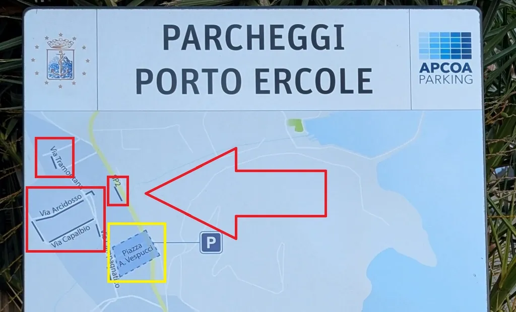 zoom del cartello dei parcheggi pubblici a Porto Ercole con evidenziati in rosso i parcheggi in strada alternativi al parcheggio principale in piazza A. Vespucci parcheggi in strada ingresso paese Porto Ercole